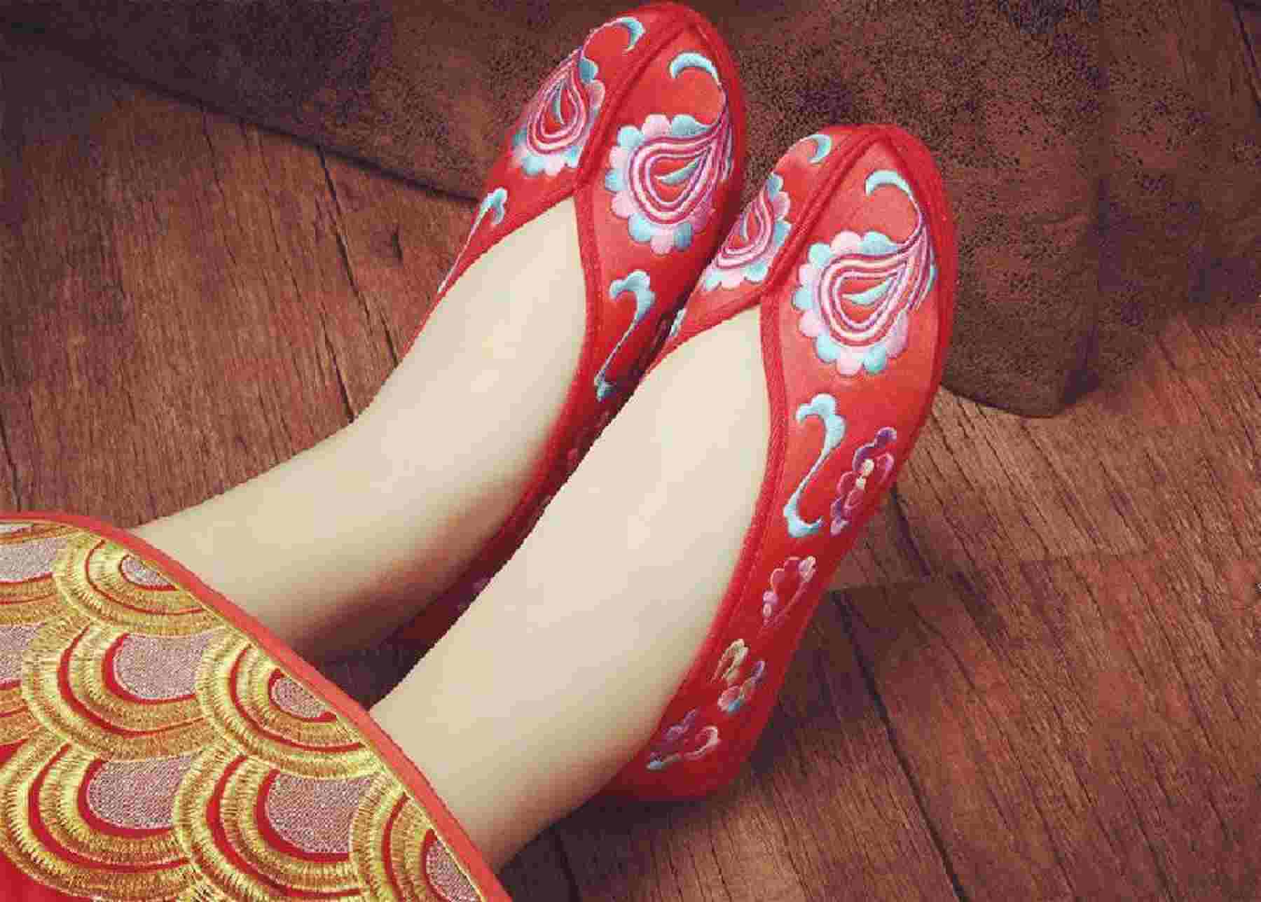 中国传统服饰绣花鞋(绣花鞋是什么年代的产物)