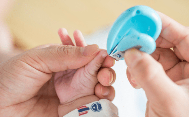 新生儿指甲多久可以剪，给婴儿剪指甲正确方法