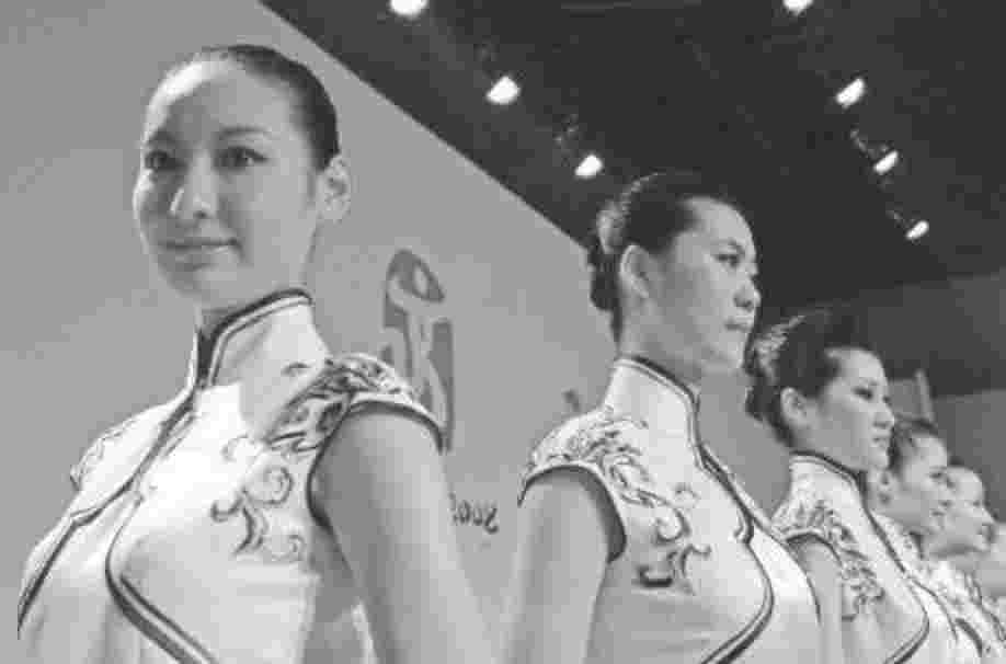 北京奥运会颁奖礼服有多少款,奥运颁奖礼服发布“青花瓷”旗袍惊艳全场 北京奥运会颁奖礼服有多少款,奥运颁奖礼服发布“青花瓷”旗袍惊艳全场
