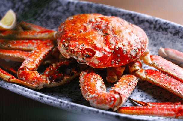 螃蟹为什么煮了会变红，螃蟹煮熟了就变成了红色正常吗