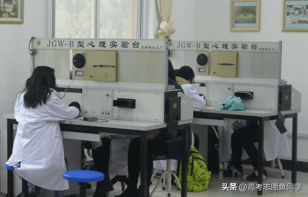 目前热门专业十大最吃香专业 (这10个热门专业大部分就业率都不错)