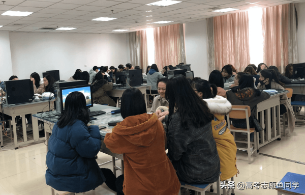 目前热门专业十大最吃香专业 (这10个热门专业大部分就业率都不错)