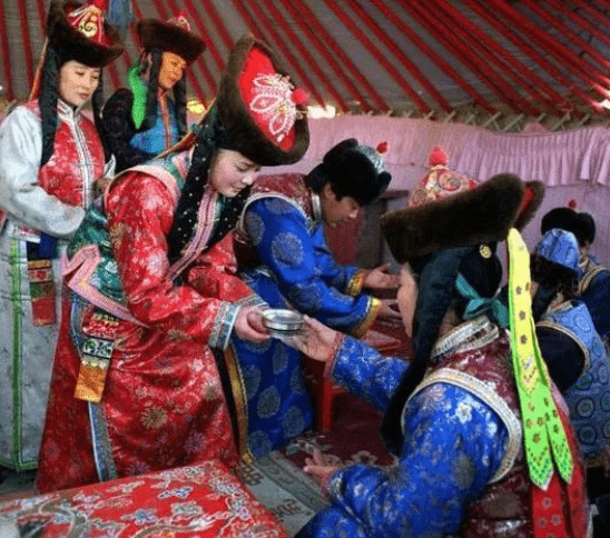 蒙古族服饰特点，蒙古族民族传统服饰介绍