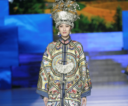 苗族胸颈饰包括了哪些东西？附带稿旁苗族服饰特点详解