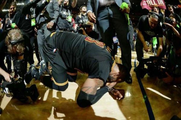 NBA十大催泪感动瞬间（NBA十大感人瞬间盘点）