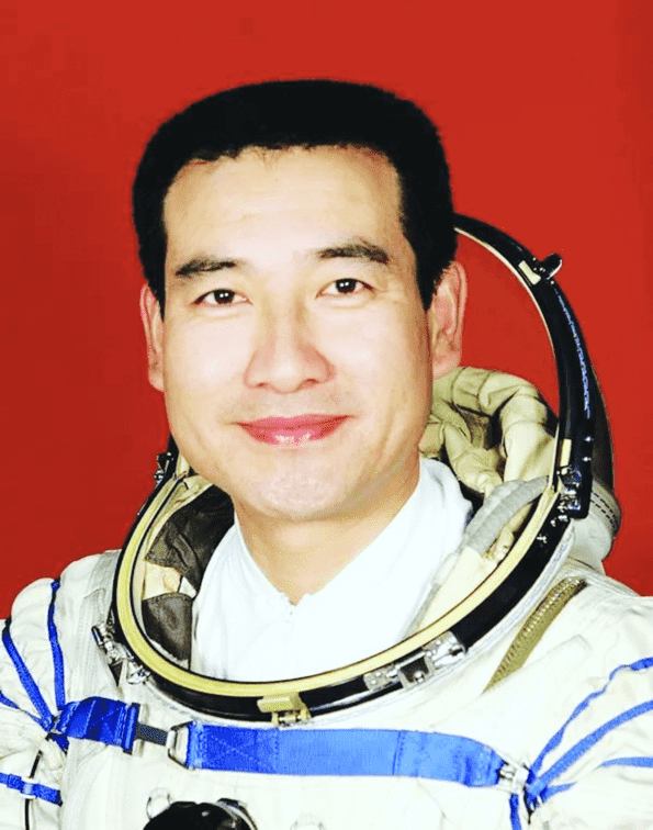 神舟七号的宇航员是谁（神舟七号上的航天员叫什么名）