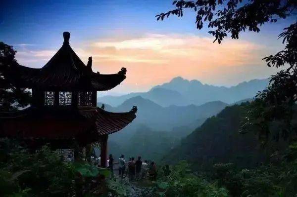 广西旅游必去十大景点排名（广西旅游10个好去处推荐）