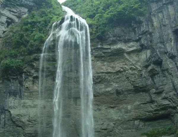 中国最壮观的十大瀑布（著名的10条瀑布排名）