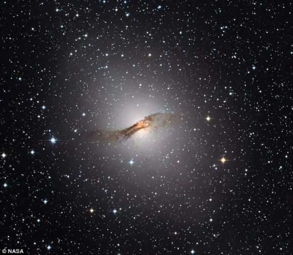 宇宙十大黑洞排名(目前发现最可怕的10个黑洞)