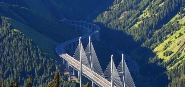 伊犁旅游必去的几个景点，伊犁旅游十大景点推荐