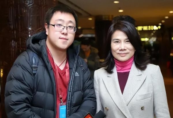 董明珠结了几次婚（铁娘子三十岁丧夫后白手起家的传奇人生）