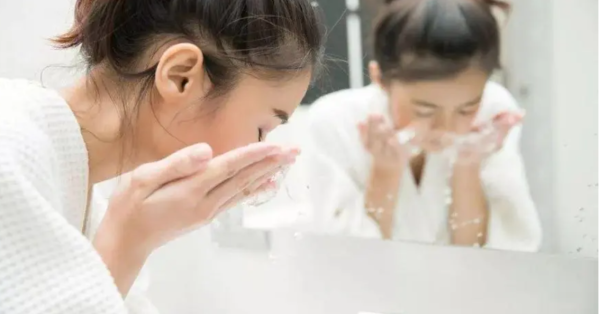 适合油皮的十大洗面奶（价格从平价到贵妇洗面奶推荐）