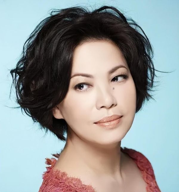 华语乐坛十大巨星（中国十大殿堂级女歌手盘点）
