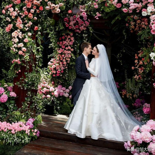 世界上最美十大婚纱（全球名人最美婚纱TOP10）