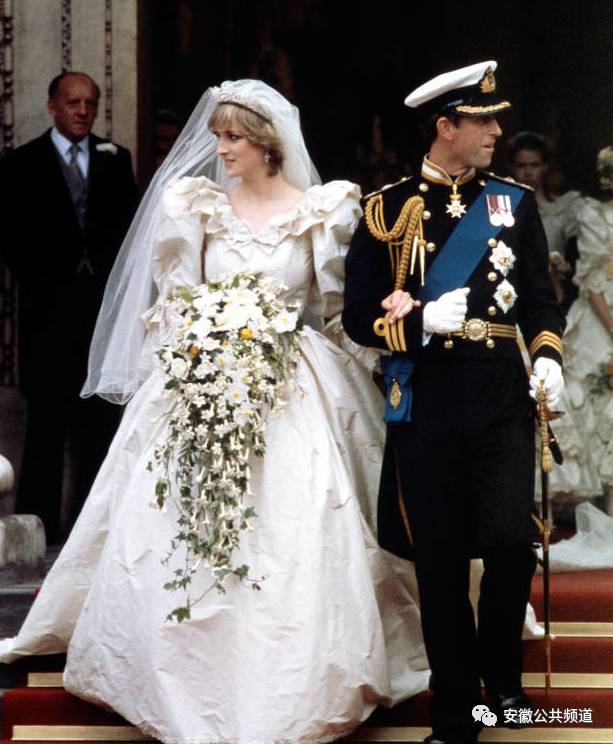 世界上最美十大婚纱（盘点世界上10件最美婚纱礼服）