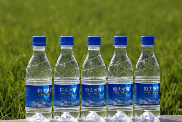 中国十大矿泉水排名（国内排名前十的饮用矿泉水）
