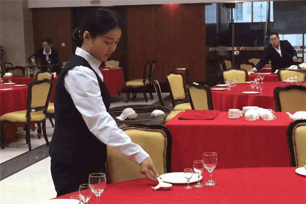 低学历女生吃香的十大职业（低学历女生适合的职业）