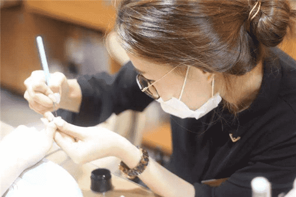 低学历女生吃香的十大职业（低学历女生适合的职业）
