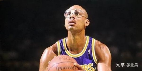 篮球十大顶级巨星(NBA历史10大巨星排行榜)