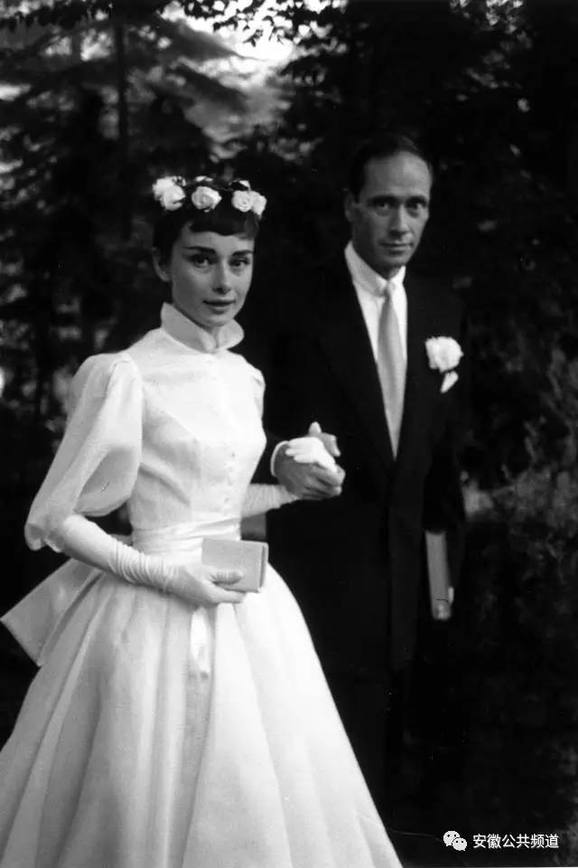 世界上最美十大婚纱（盘点世界上10件最美婚纱礼服）
