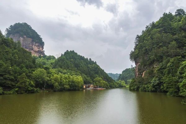 甘肃旅游必去十大景点，甘肃10个最值得去的美景地推荐