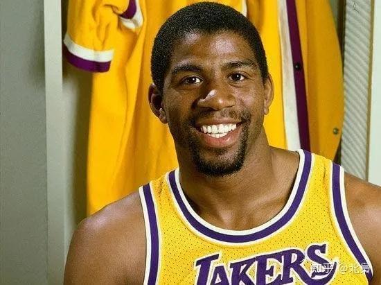 篮球十大顶级巨星(NBA历史10大巨星排行榜)