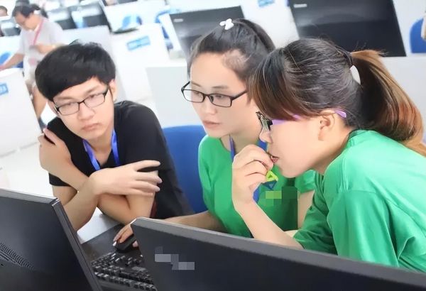 女生学计算机哪个专业最吃香，这4个专业，好就业收入也不低
