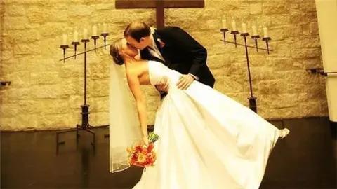 不能理解的结婚风俗（世界上10个奇怪的婚礼习俗）