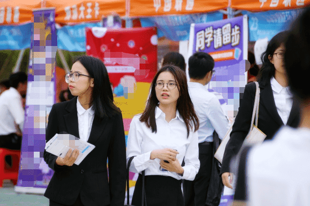 女生学什么专业最吃香，这3个专业好就业收入高