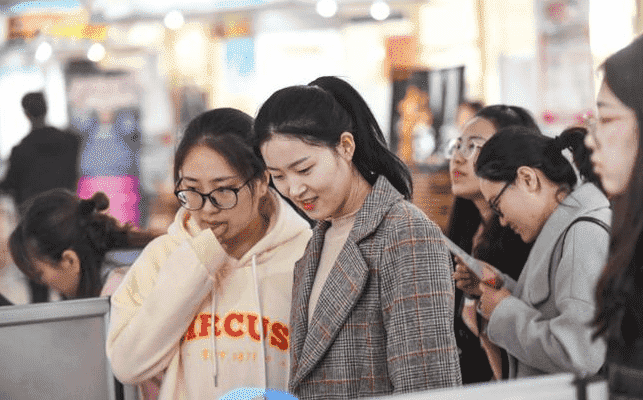 女生学什么专业最吃香，这3个专业好就业收入高