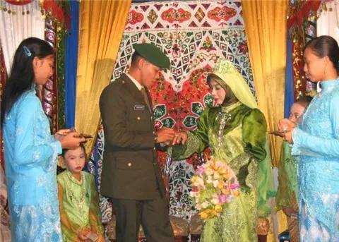 不能理解的结婚风俗（世界上10个奇怪的婚礼习俗）