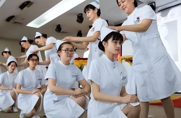 女生学计算机哪个专业最吃香，这4个专业，好就业收入也不低