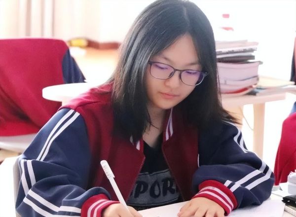 女生学计算机哪个专业最吃香，这4个专业，好就业收入也不低