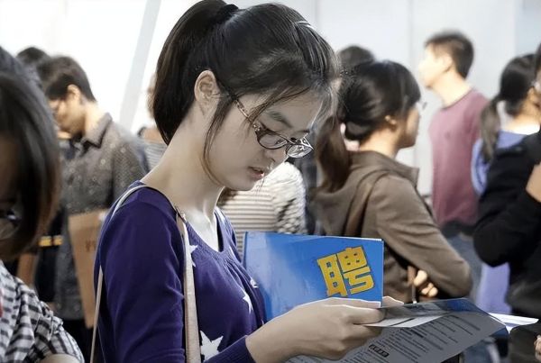 计算机哪个专业最吃香，这4大专业工作稳定收入较高