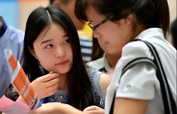 女生学计算机哪个专业最吃香，这4个专业，好就业收入也不低