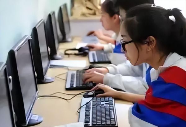 计算机哪个专业最吃香，这4大专业工作稳定收入较高