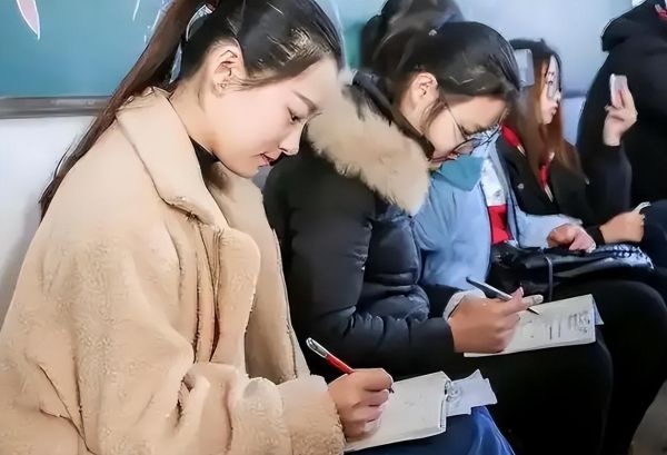 女生学计算机哪个专业最吃香，这4个专业，好就业收入也不低