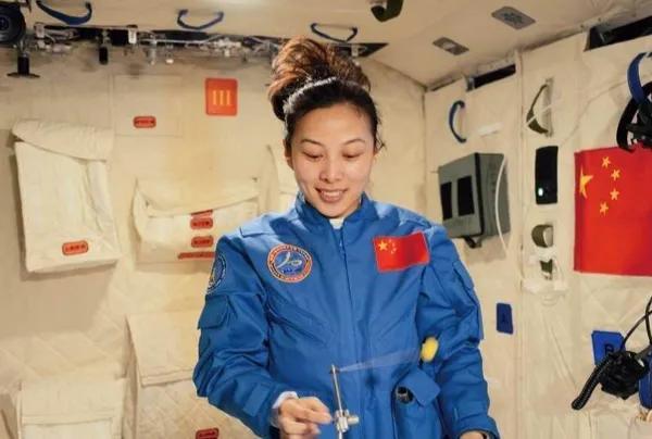 航天员队伍中为什么需要女性？为什么要两男一女搭配