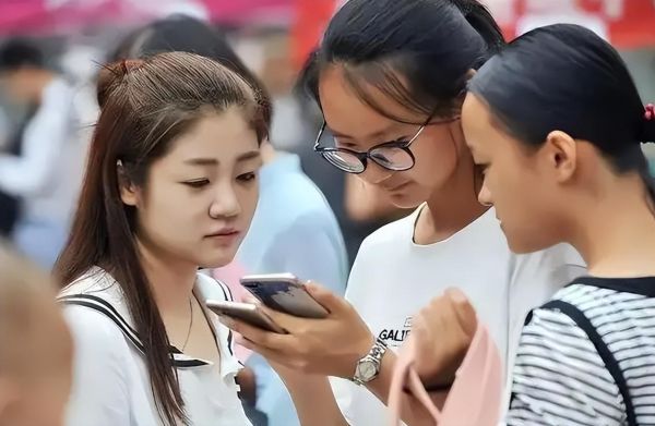 女生学计算机哪个专业最吃香，这4个专业，好就业收入也不低