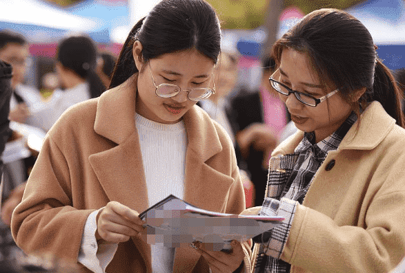 女生学什么专业最吃香，这3个专业好就业收入高