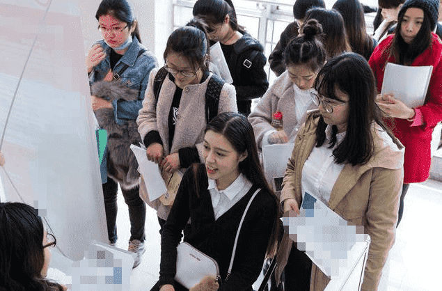 女生学什么专业最吃香，这3个专业好就业收入高